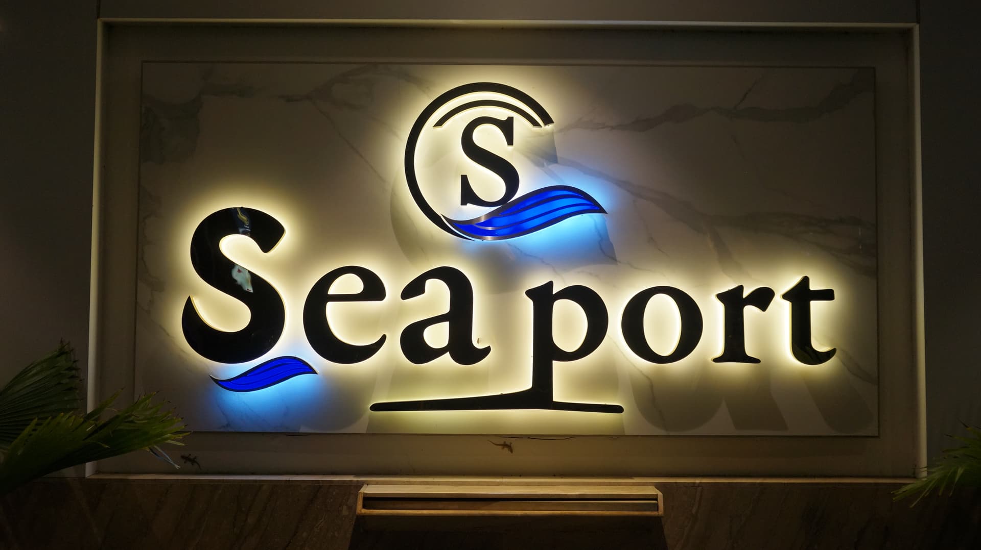 Hotel Sea Port — Neon Sign