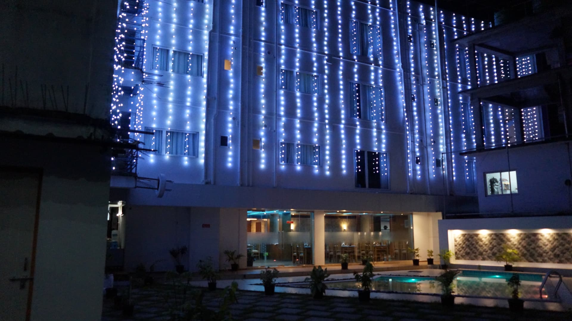 Hotel Sea Port — Pool and Building View