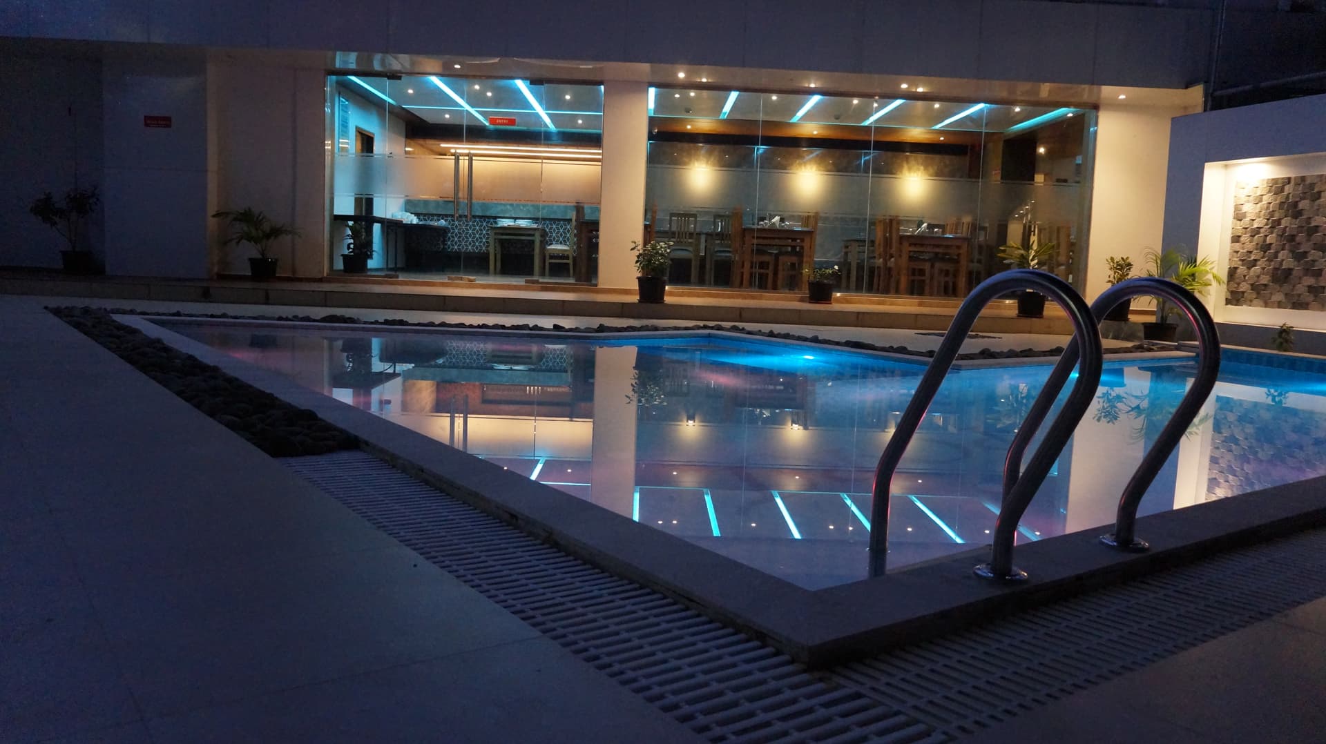 Hotel Sea Port — Pool Closeup View